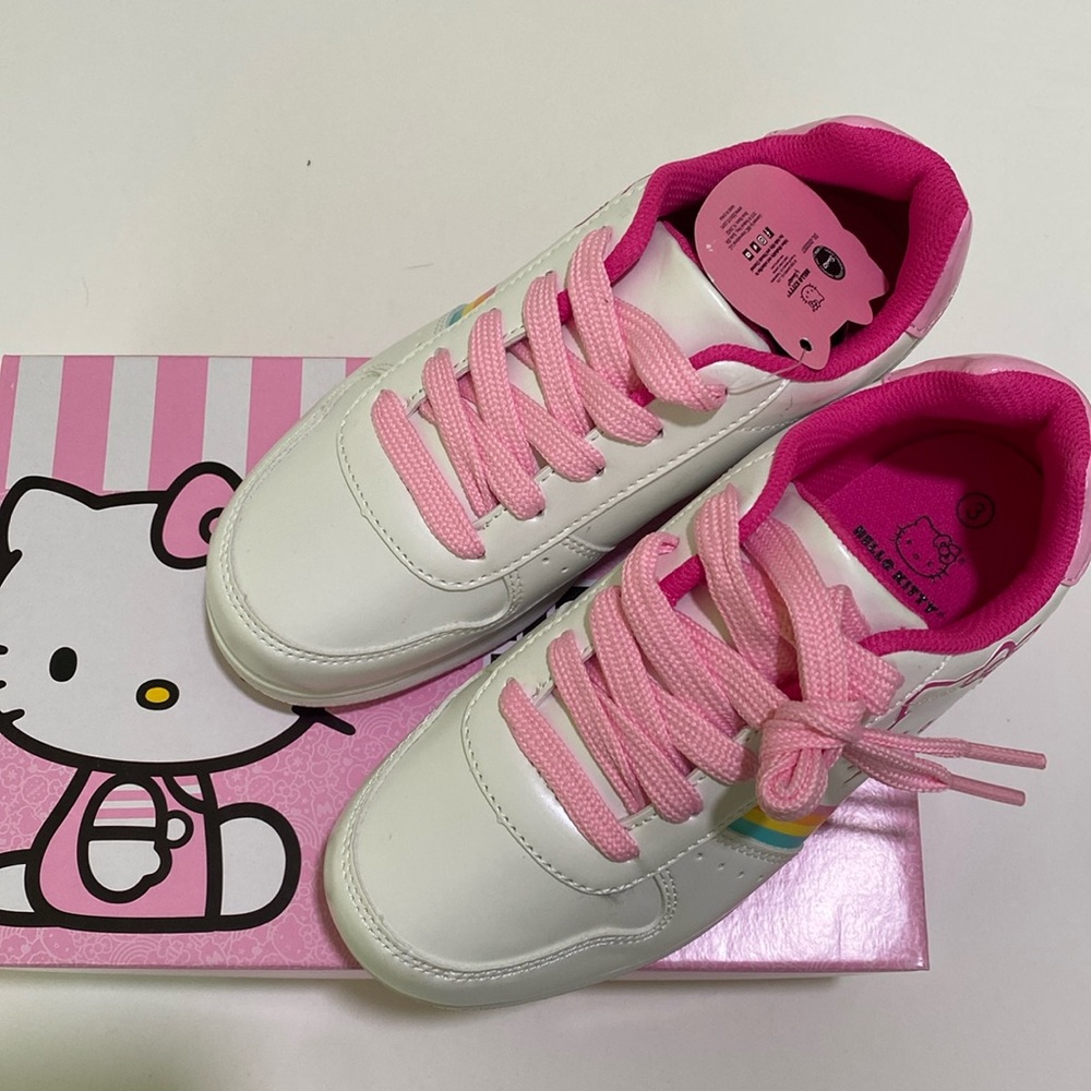 Hello kitty shoes 👟